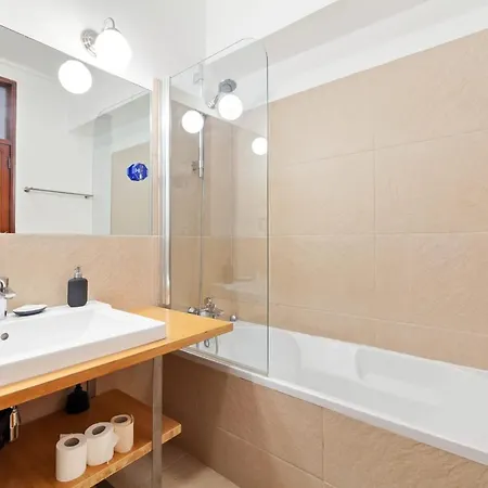 Apartamento Modern & Bright 2-bedroom W/balcony In